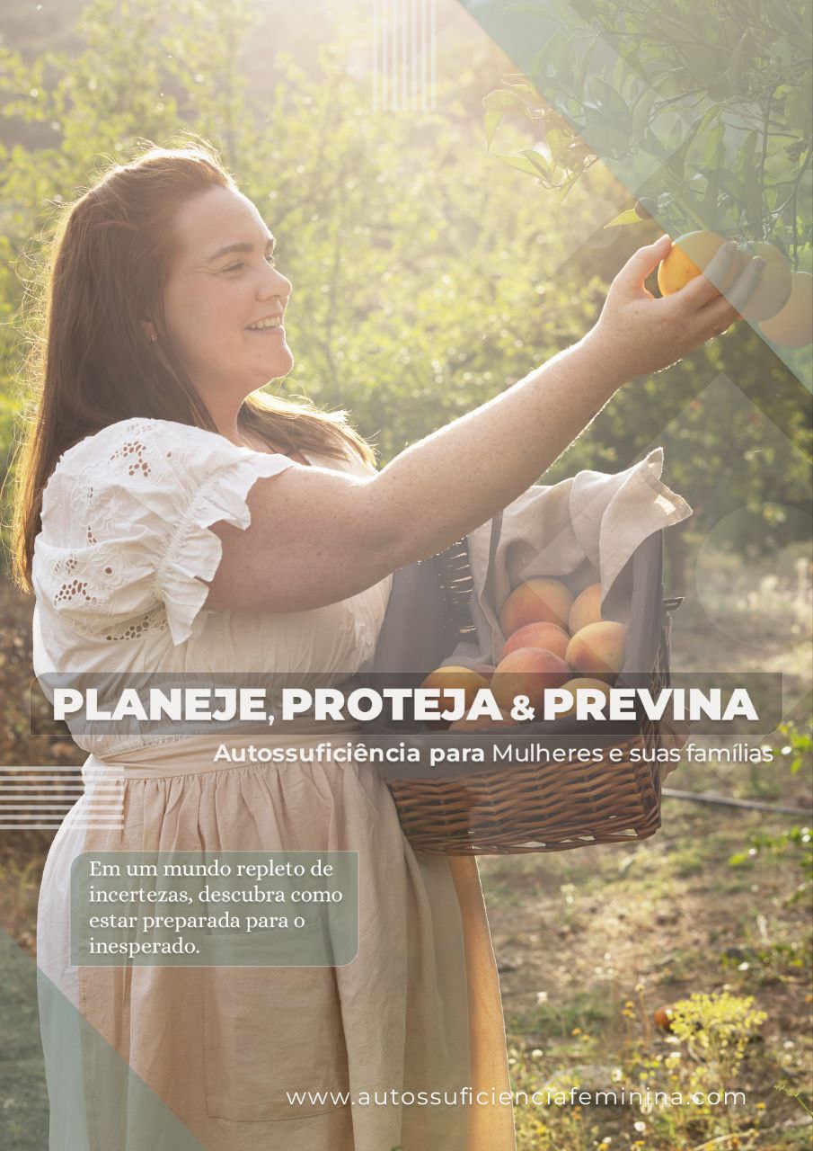 Mulher sorrindo enquanto colhe pêssegos em uma cesta